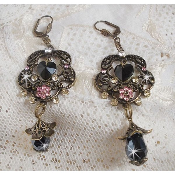 BO Irresistible Passion Collection montert med Swarovski-krystaller p&aring; filigranblomsterlysestaker i bronse.