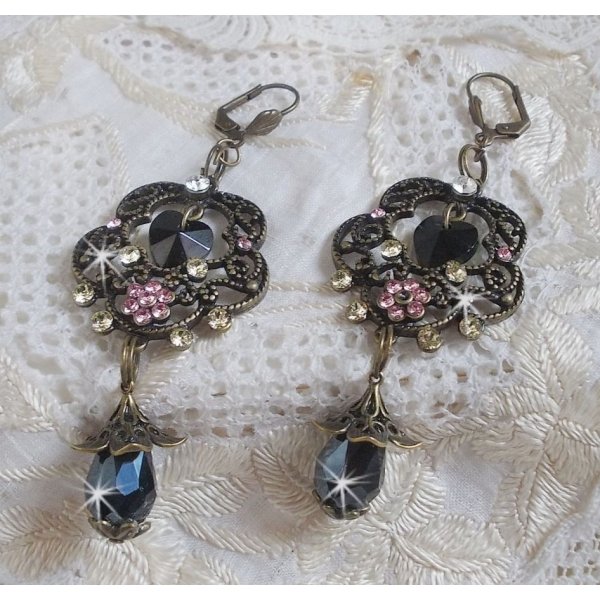 BO Irresistible Passion Collection montert med Swarovski-krystaller p&aring; filigranblomsterlysestaker i bronse.