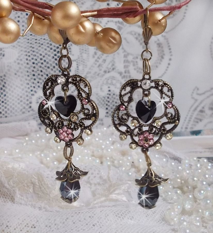 BO Irresistible Passion Collection montert med Swarovski-krystaller på filigranblomsterlysestaker i bronse.