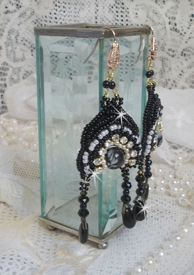BO Féerie Black er brodert med Swarovski-krystaller, krystallchatonger, flate runde fasetterte perler, vridde Bugles og rocailles.