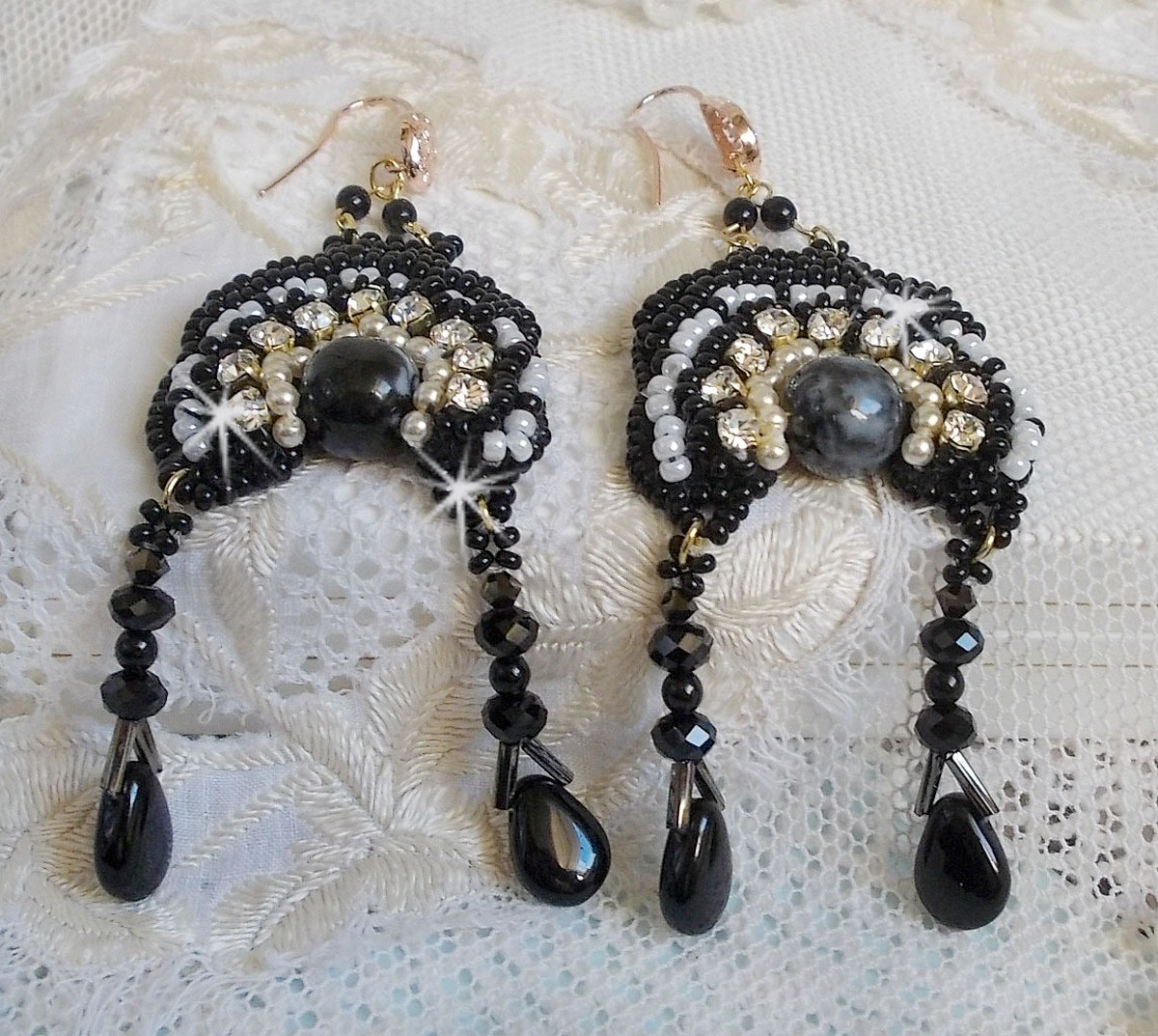 BO Féerie Black er brodert med Swarovski-krystaller, krystallchatonger, flate runde fasetterte perler, vridde Bugles og rocailles.