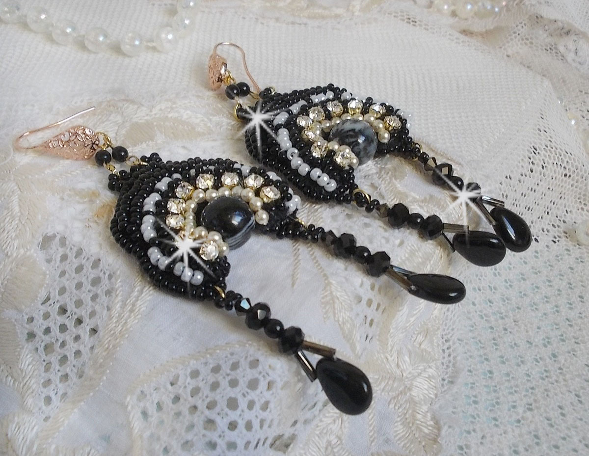 BO Féerie Black er brodert med Swarovski-krystaller, krystallchatonger, flate runde fasetterte perler, vridde Bugles og rocailles.