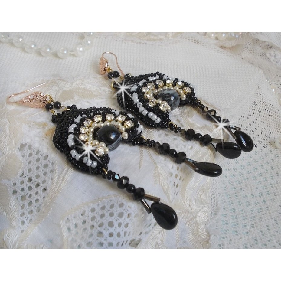 BO Féerie Black er brodert med Swarovski-krystaller, krystallchatonger, flate runde fasetterte perler, vridde Bugles og rocailles.