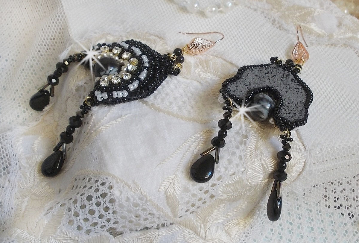 BO Féerie Black er brodert med Swarovski-krystaller, krystallchatonger, flate runde fasetterte perler, vridde Bugles og rocailles.
