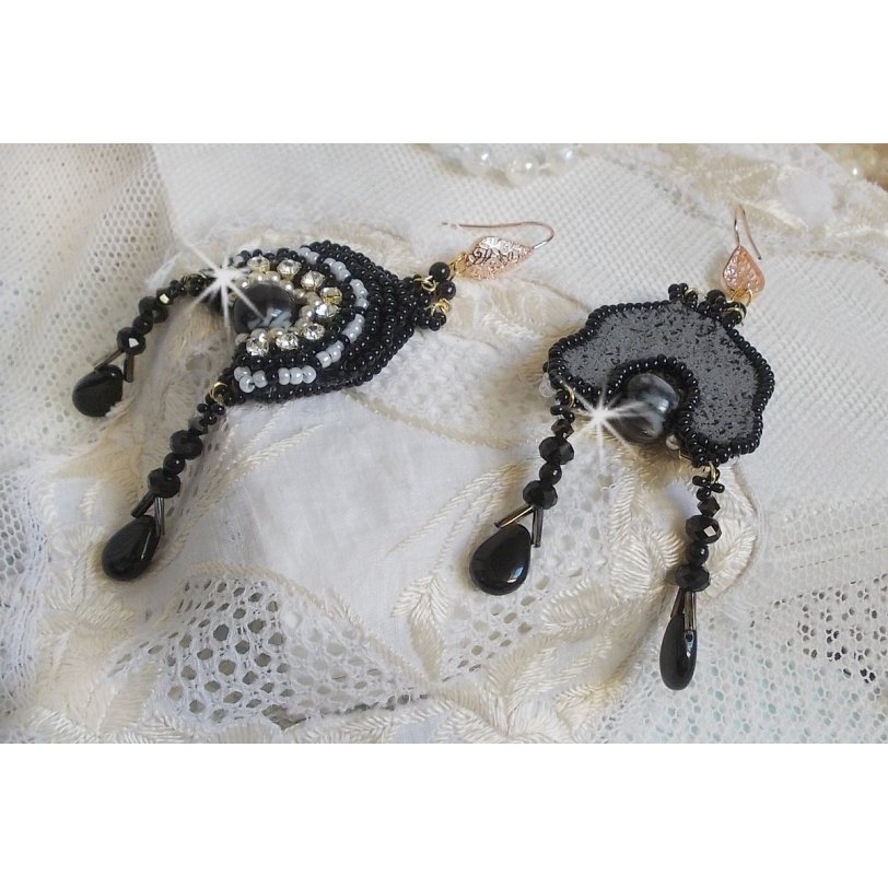 BO Féerie Black er brodert med Swarovski-krystaller, krystallchatonger, flate runde fasetterte perler, vridde Bugles og rocailles.