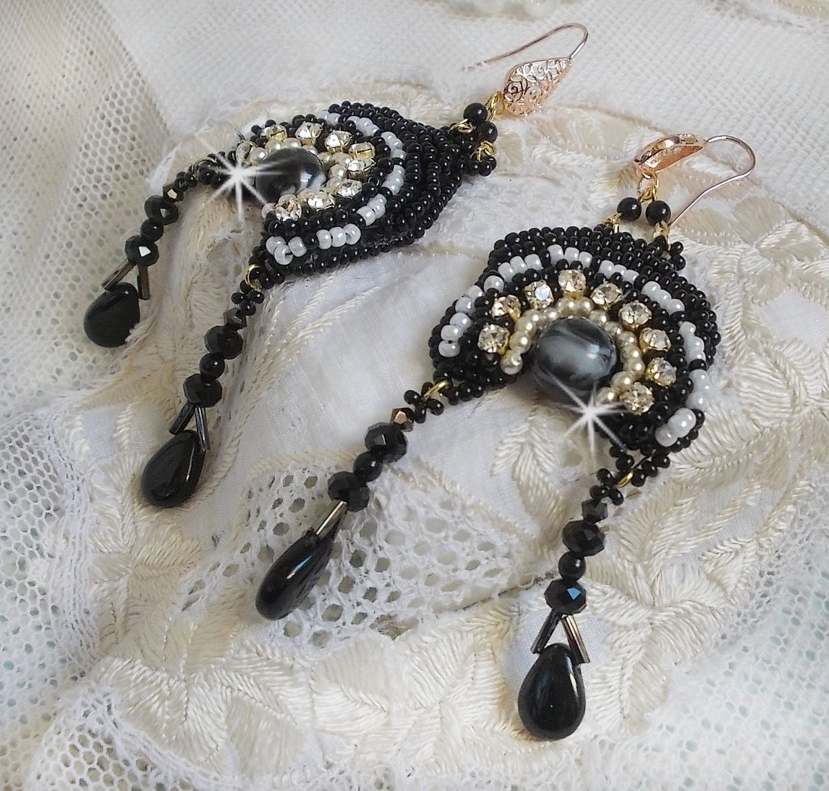 BO Féerie Black er brodert med Swarovski-krystaller, krystallchatonger, flate runde fasetterte perler, vridde Bugles og rocailles.