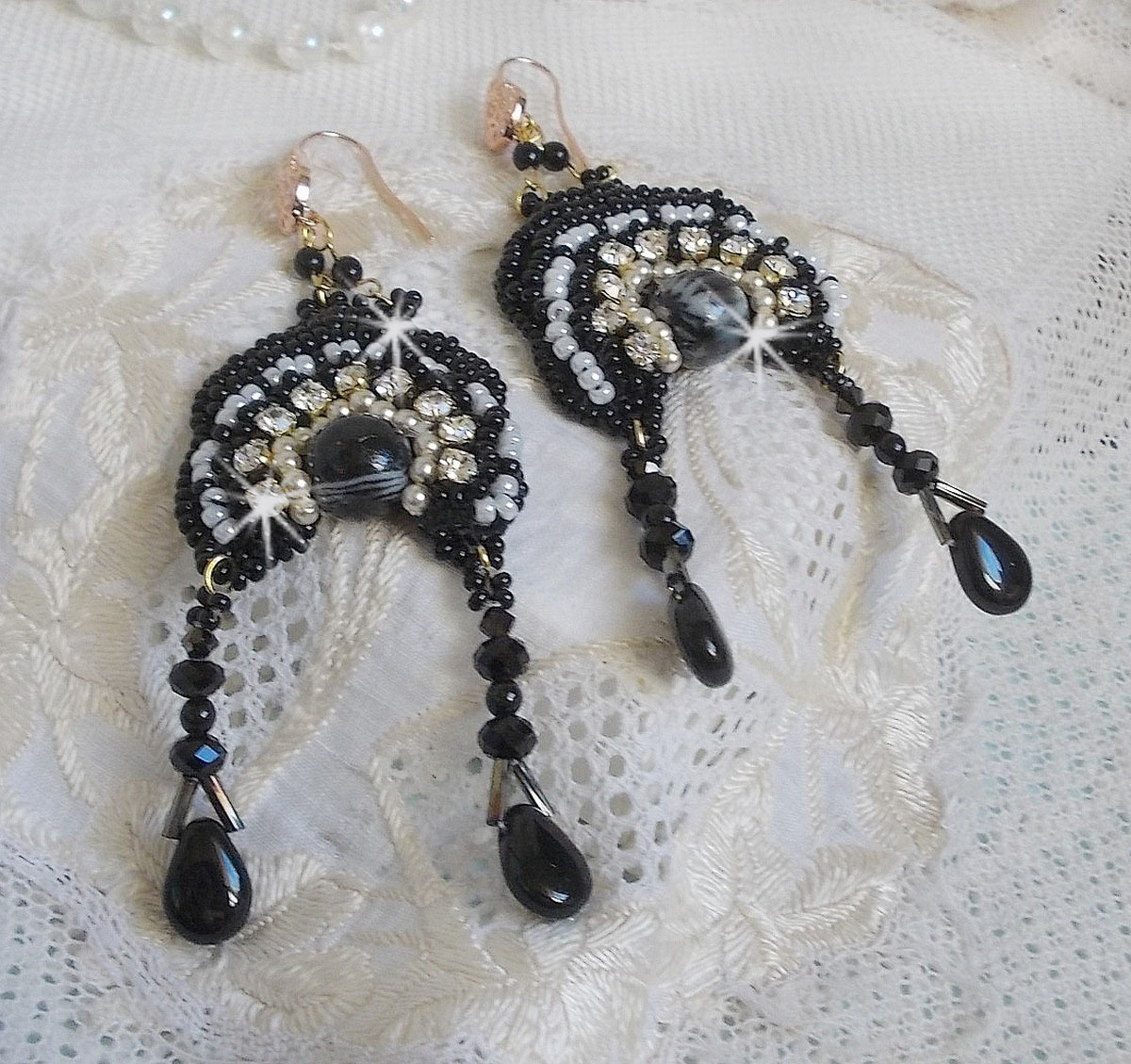 BO Féerie Black er brodert med Swarovski-krystaller, krystallchatonger, flate runde fasetterte perler, vridde Bugles og rocailles.