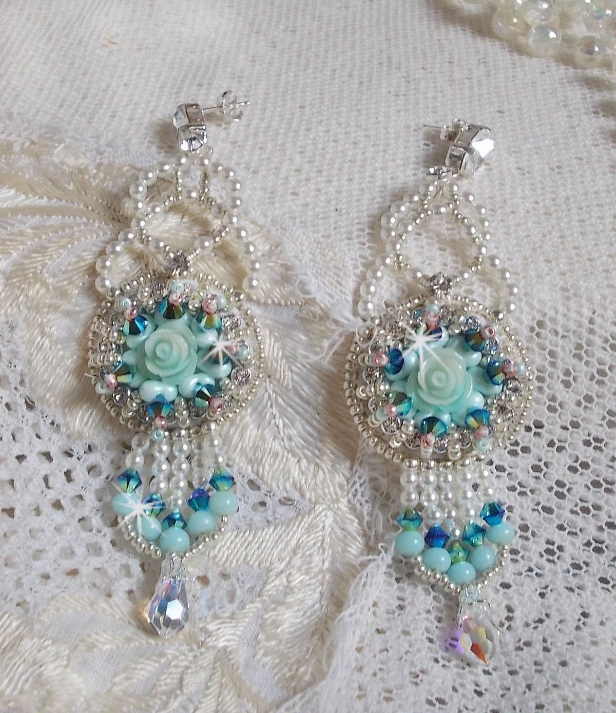 BO Blue Flowers Haute-Couture brodert med Swarovski-krystaller, Mint-fargede harpiks cabochoner, Miyuki seed perler og 925/1000 sølv nitter