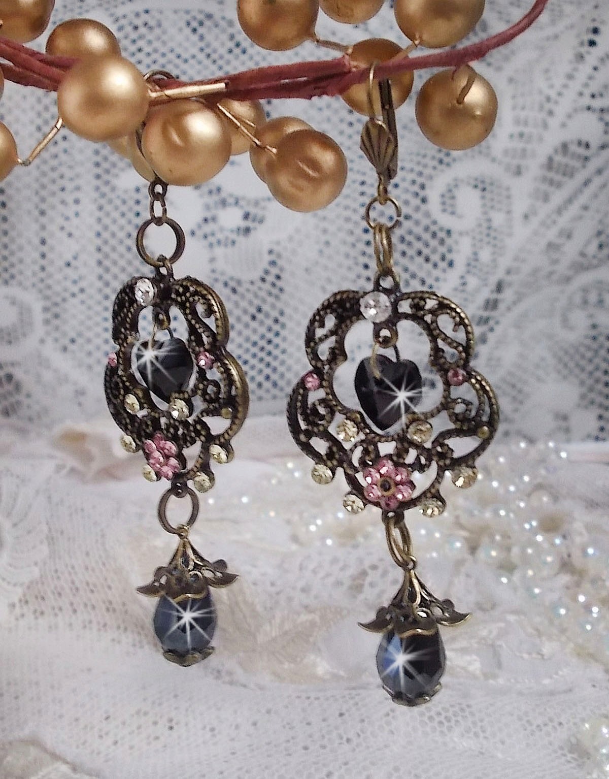 BO Irresistible Passion Collection montert med Swarovski-krystaller på filigranblomsterlysestaker i bronse.