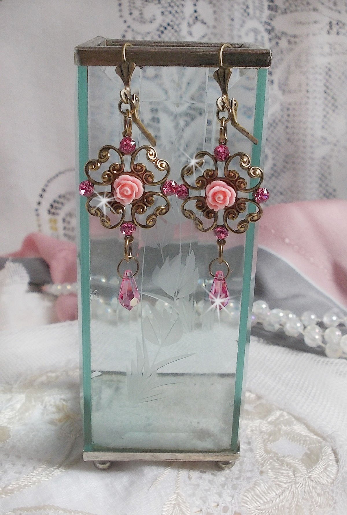 BO Irresistible Eden Collection med disse Swarovski-krystallene montert p&aring; lysestaker i bronse.