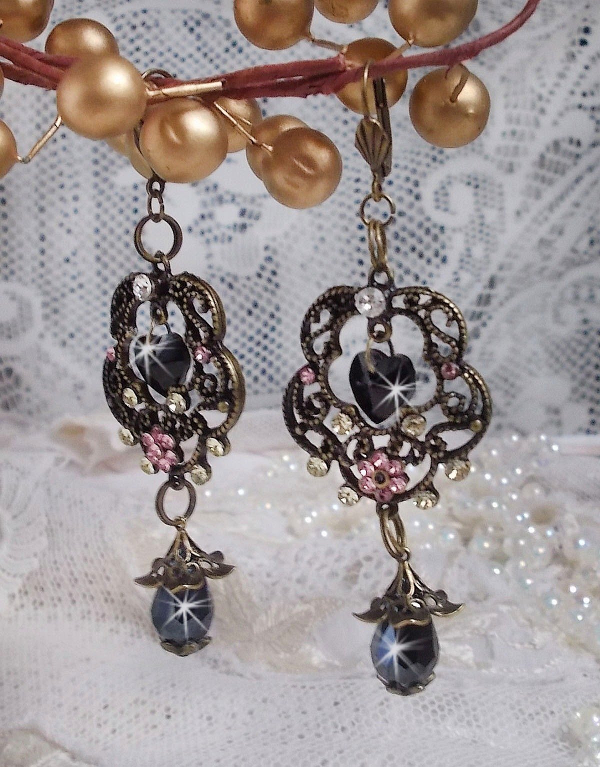 BO Irresistible Passion Collection montert med Swarovski-krystaller på filigranblomsterlysestaker i bronse.
