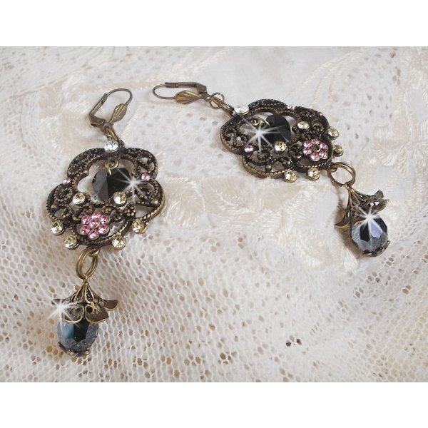 BO Irresistible Passion Collection montert med Swarovski-krystaller p&aring; filigranblomsterlysestaker i bronse.