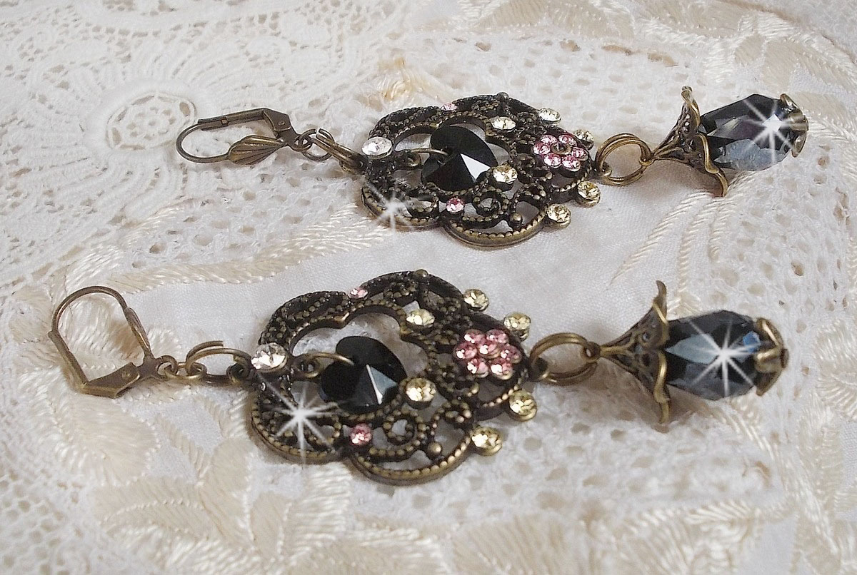 BO Irresistible Passion Collection montert med Swarovski-krystaller på filigranblomsterlysestaker i bronse.