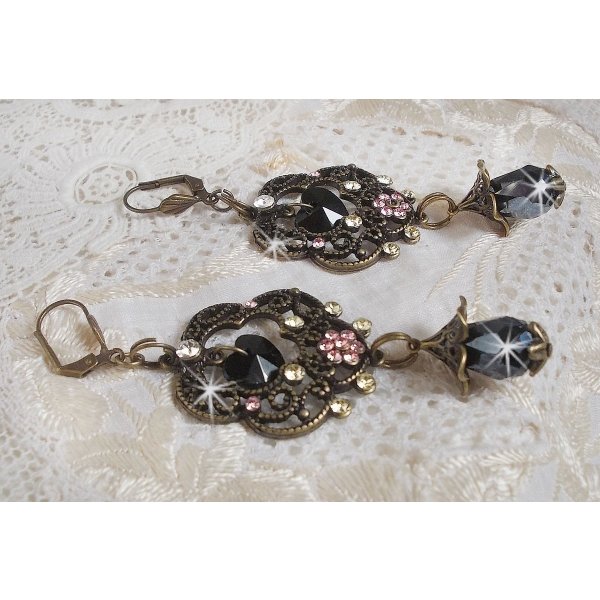 BO Irresistible Passion Collection montert med Swarovski-krystaller p&aring; filigranblomsterlysestaker i bronse.