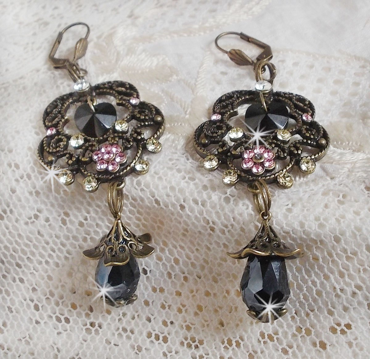 BO Irresistible Passion Collection montert med Swarovski-krystaller på filigranblomsterlysestaker i bronse.