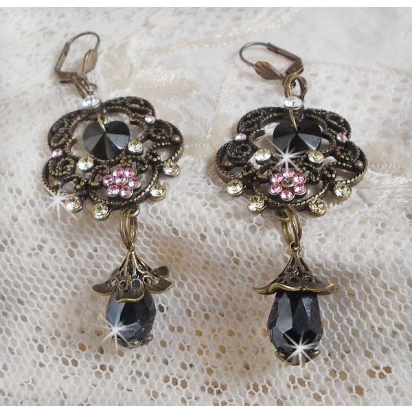 BO Irresistible Passion Collection montert med Swarovski-krystaller p&aring; filigranblomsterlysestaker i bronse.