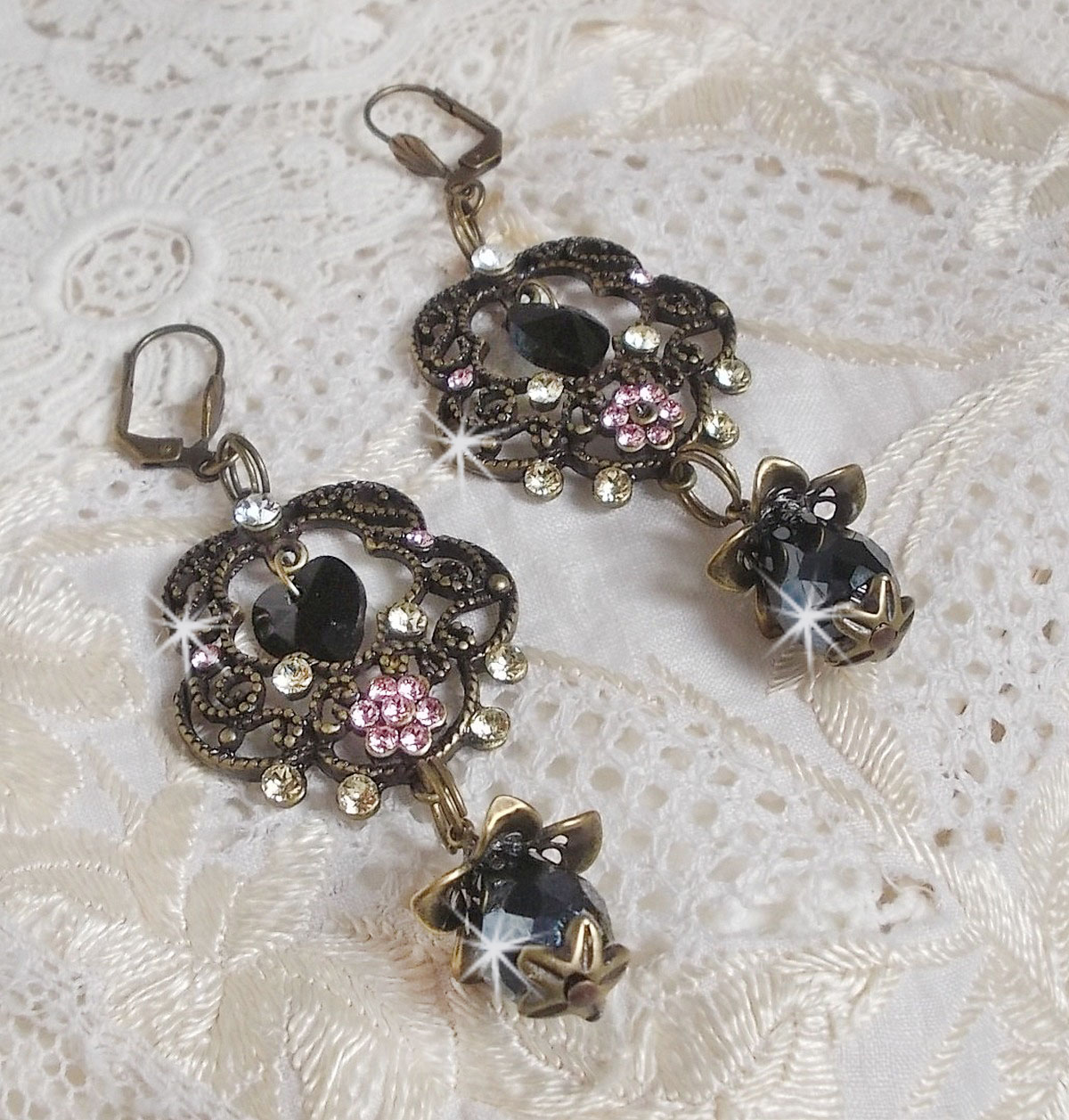 BO Irresistible Passion Collection montert med Swarovski-krystaller på filigranblomsterlysestaker i bronse.