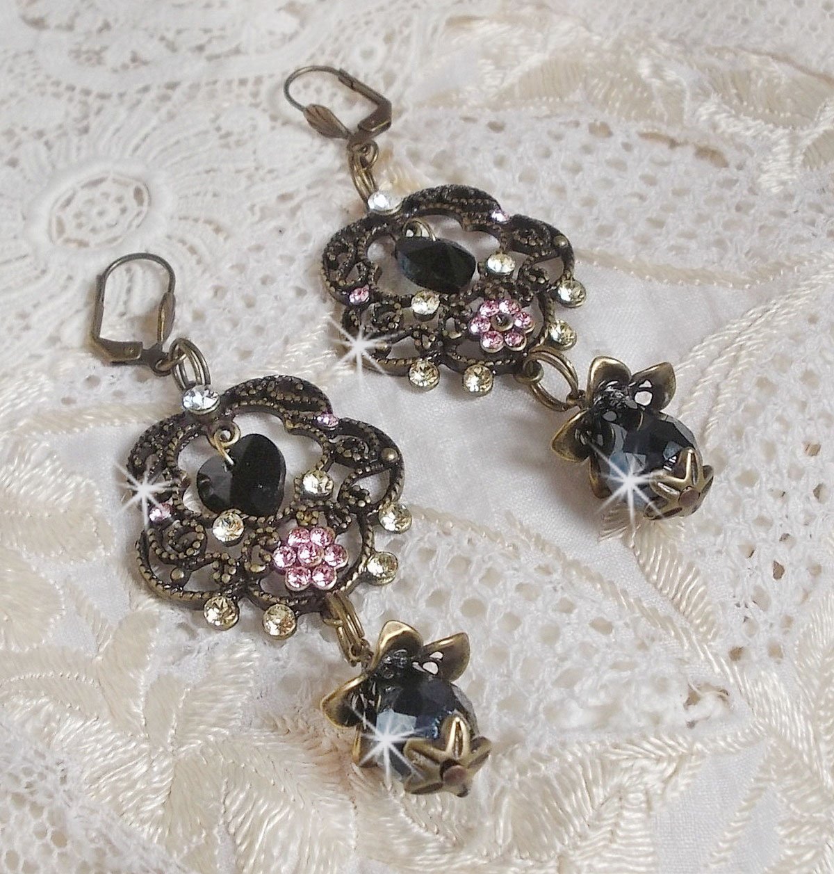BO Irresistible Passion Collection montert med Swarovski-krystaller på filigranblomsterlysestaker i bronse.