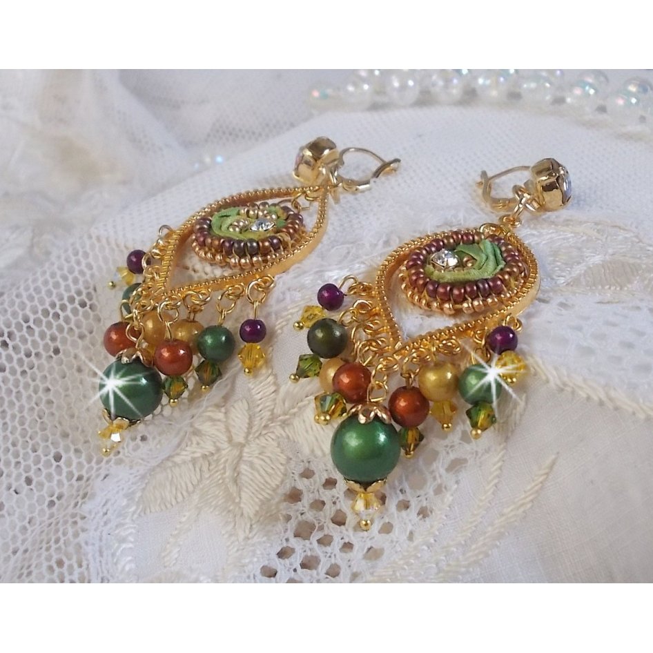 BO Venetian Moon brodert med kameleonfarget silkebånd, Swarovski-krystaller og magiske perler.