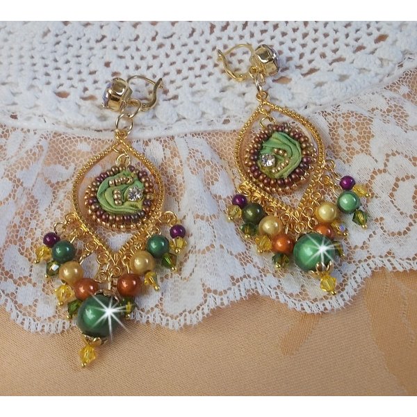 BO Venetian Moon brodert med kameleonfarget silkeb&aring;nd, Swarovski-krystaller og magiske perler.