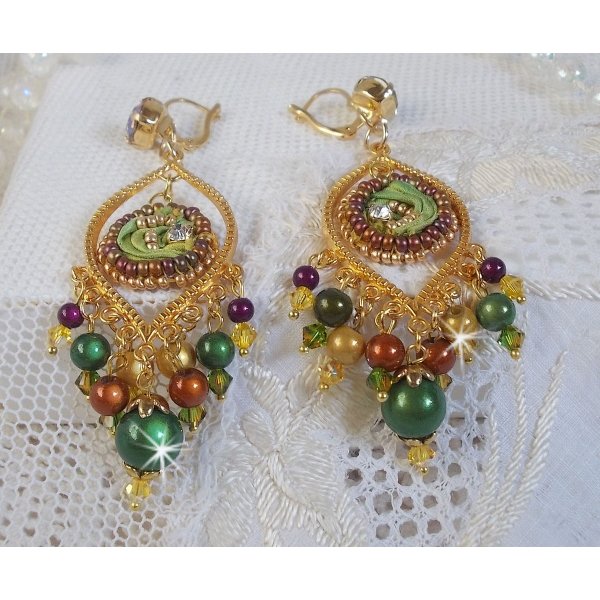 BO Venetian Moon brodert med kameleonfarget silkeb&aring;nd, Swarovski-krystaller og magiske perler.