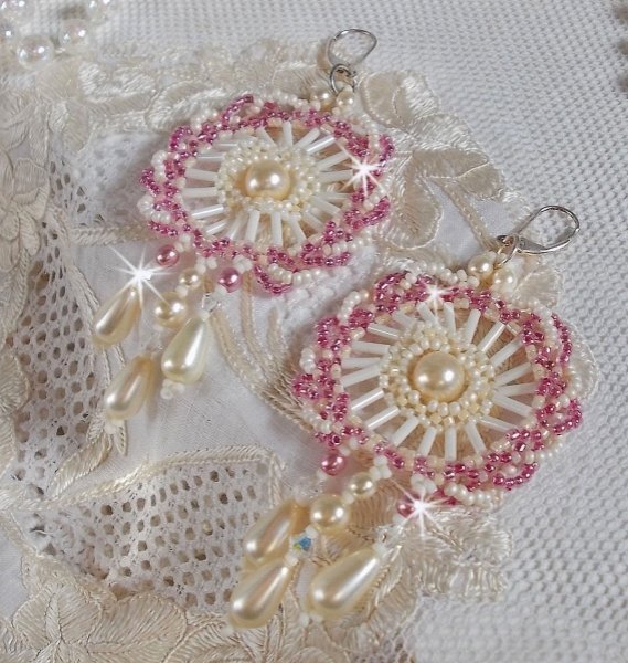 BO D&eacute;tente montert med Ivory runde perler og perledr&aring;per, Antique rosa seed perler og 925 s&oslash;lv sviller