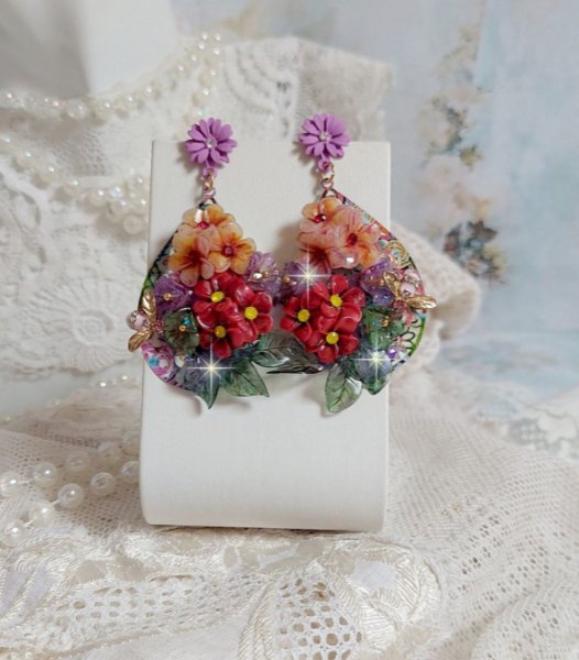 BO Pr&eacute;cieuses Fleurs en r&eacute;sine, breloques abeilles et cristaux. Tout est positionn&eacute; sur des estampes color&eacute;es avec des crochets d&rsquo;oreilles Marguerite M&eacute;tal. Belles nuances de couleurs