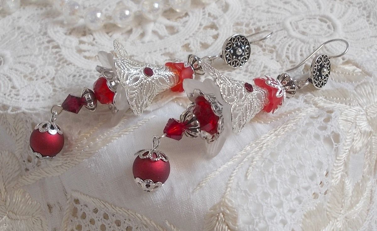 BO Tendre Rouge med Swarovski-krystaller, runde fasetterte perler og 925/1000 sølv ørekroker