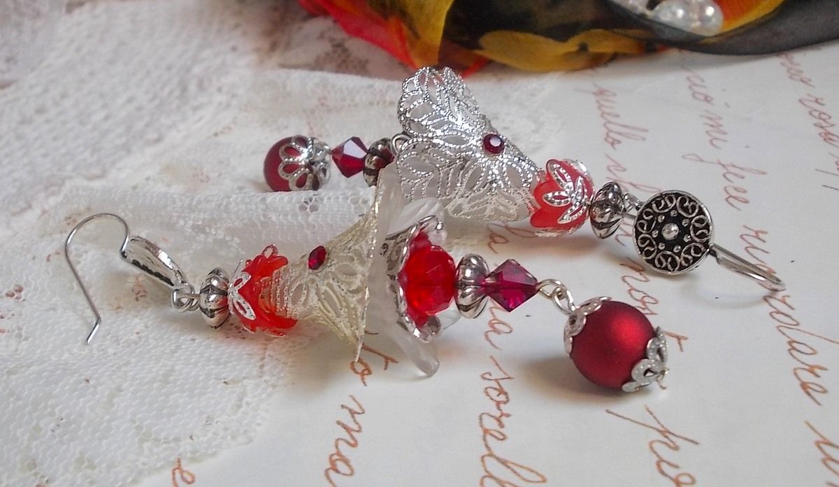 BO Tendre Rouge med Swarovski-krystaller, runde fasetterte perler og 925/1000 sølv ørekroker