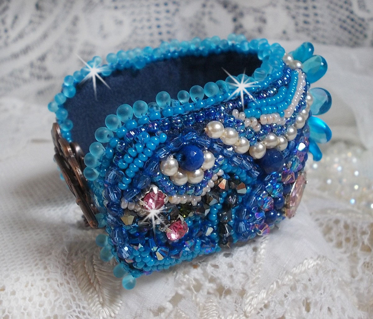Belle Epoque Haute-Couture mansjettarmbånd brodert med Swarovski-krystaller, harpiks cabochoner og frøperler