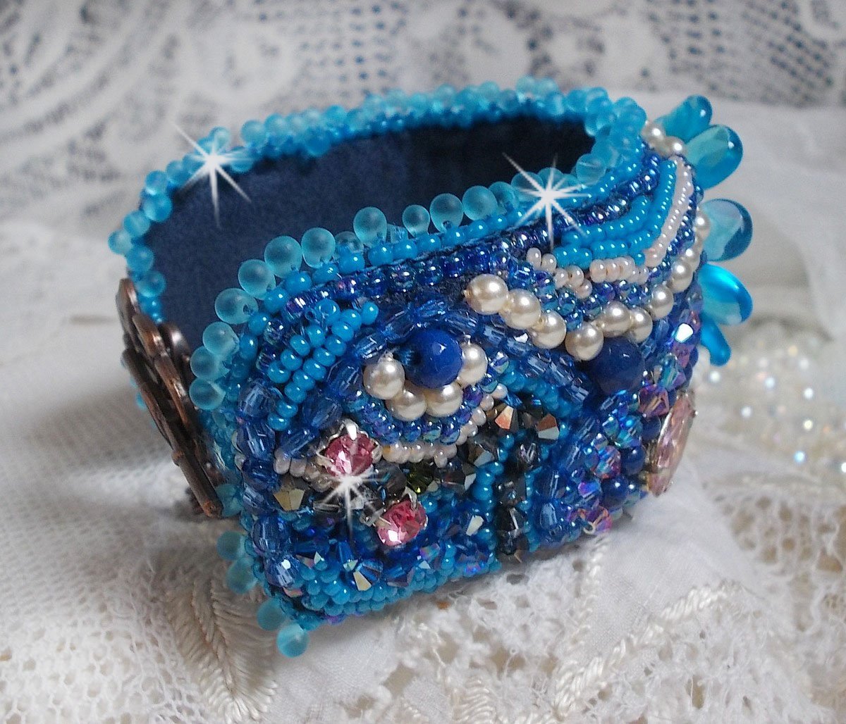 Belle Epoque Haute-Couture mansjettarmbånd brodert med Swarovski-krystaller, harpiks cabochoner og frøperler
