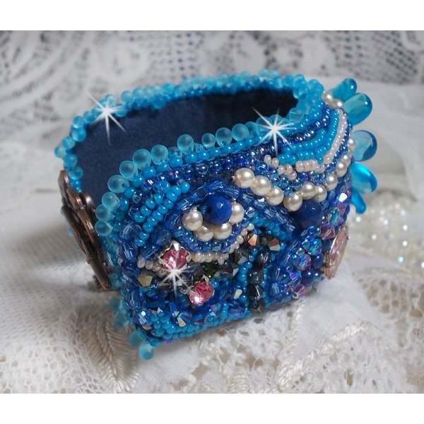 Belle Epoque Haute-Couture mansjettarmb&aring;nd brodert med Swarovski-krystaller, harpiks cabochoner og fr&oslash;perler