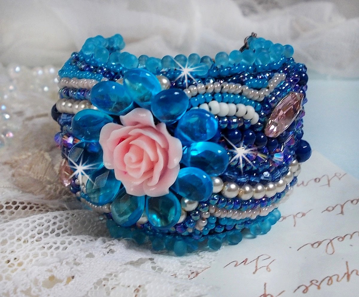 Belle Epoque Haute-Couture mansjettarmbånd brodert med Swarovski-krystaller, harpiks cabochoner og frøperler