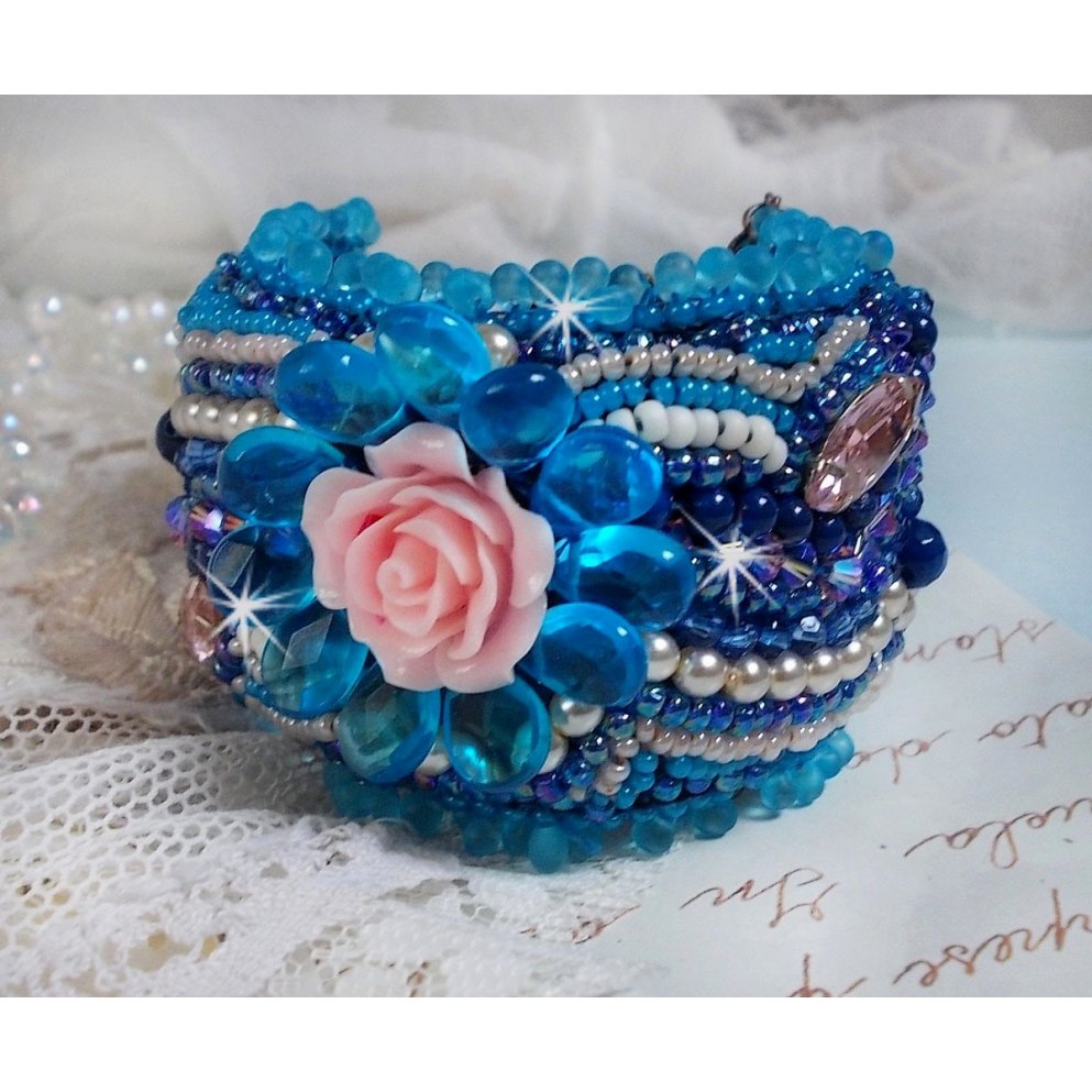 Belle Epoque Haute-Couture mansjettarmbånd brodert med Swarovski-krystaller, harpiks cabochoner og frøperler