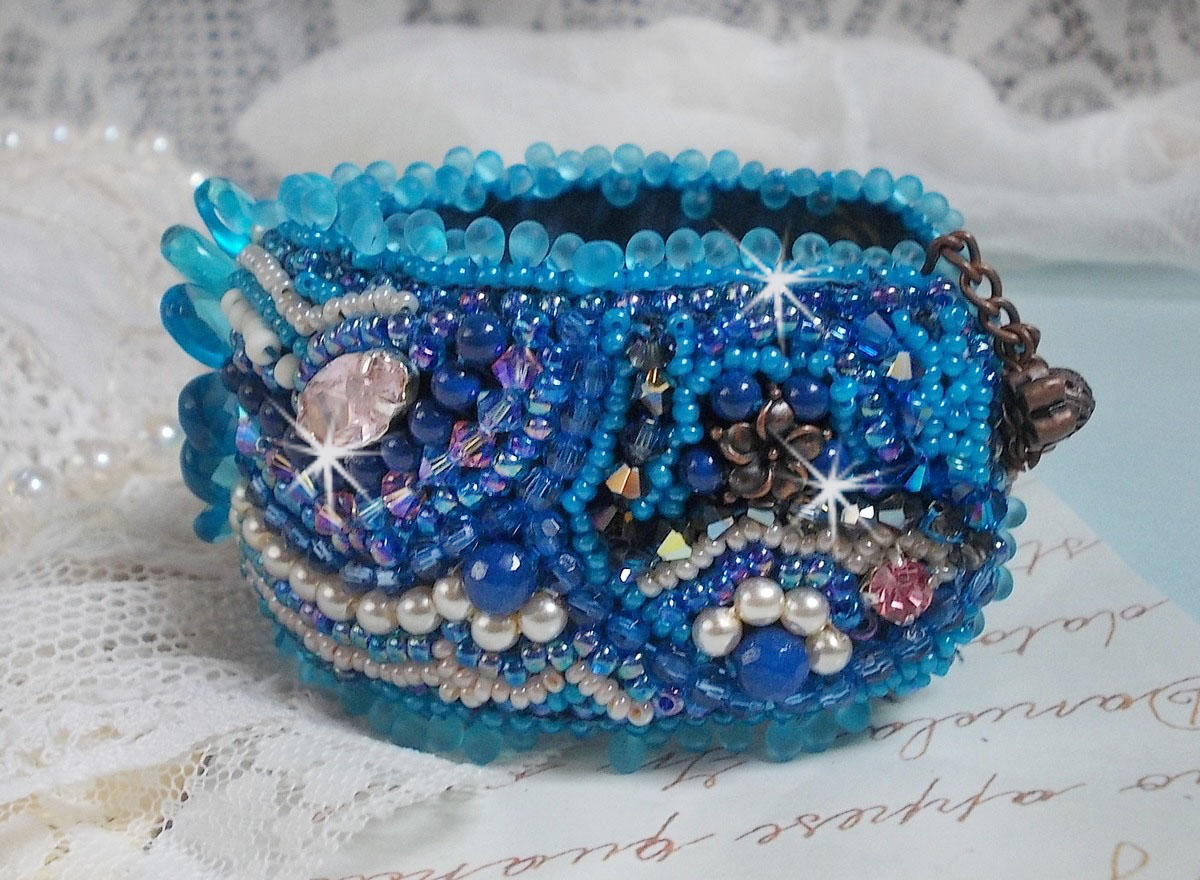 Belle Epoque Haute-Couture mansjettarmbånd brodert med Swarovski-krystaller, harpiks cabochoner og frøperler
