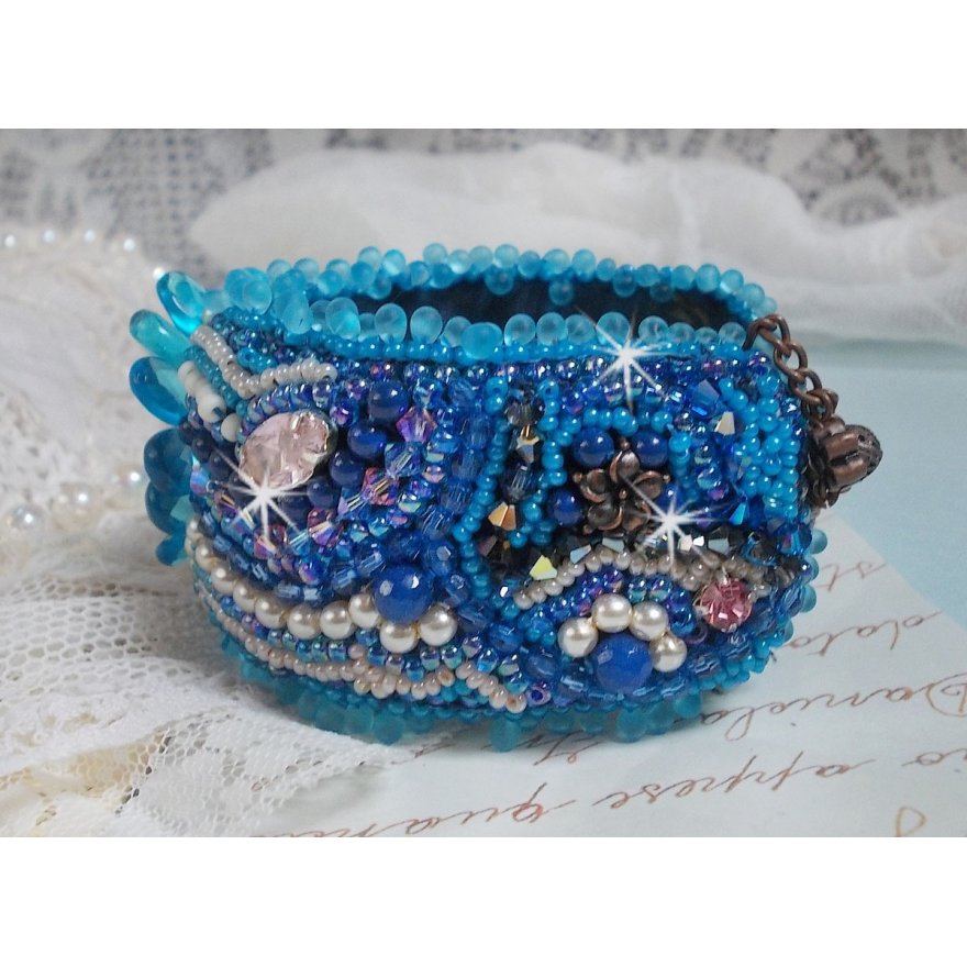 Belle Epoque Haute-Couture mansjettarmbånd brodert med Swarovski-krystaller, harpiks cabochoner og frøperler