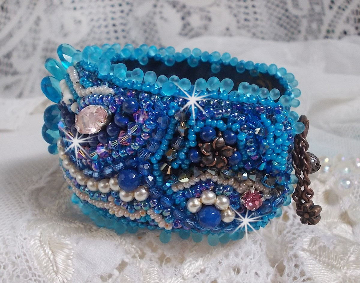 Belle Epoque Haute-Couture mansjettarmbånd brodert med Swarovski-krystaller, harpiks cabochoner og frøperler