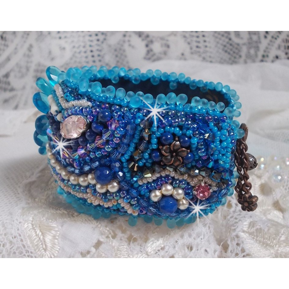 Belle Epoque Haute-Couture mansjettarmbånd brodert med Swarovski-krystaller, harpiks cabochoner og frøperler