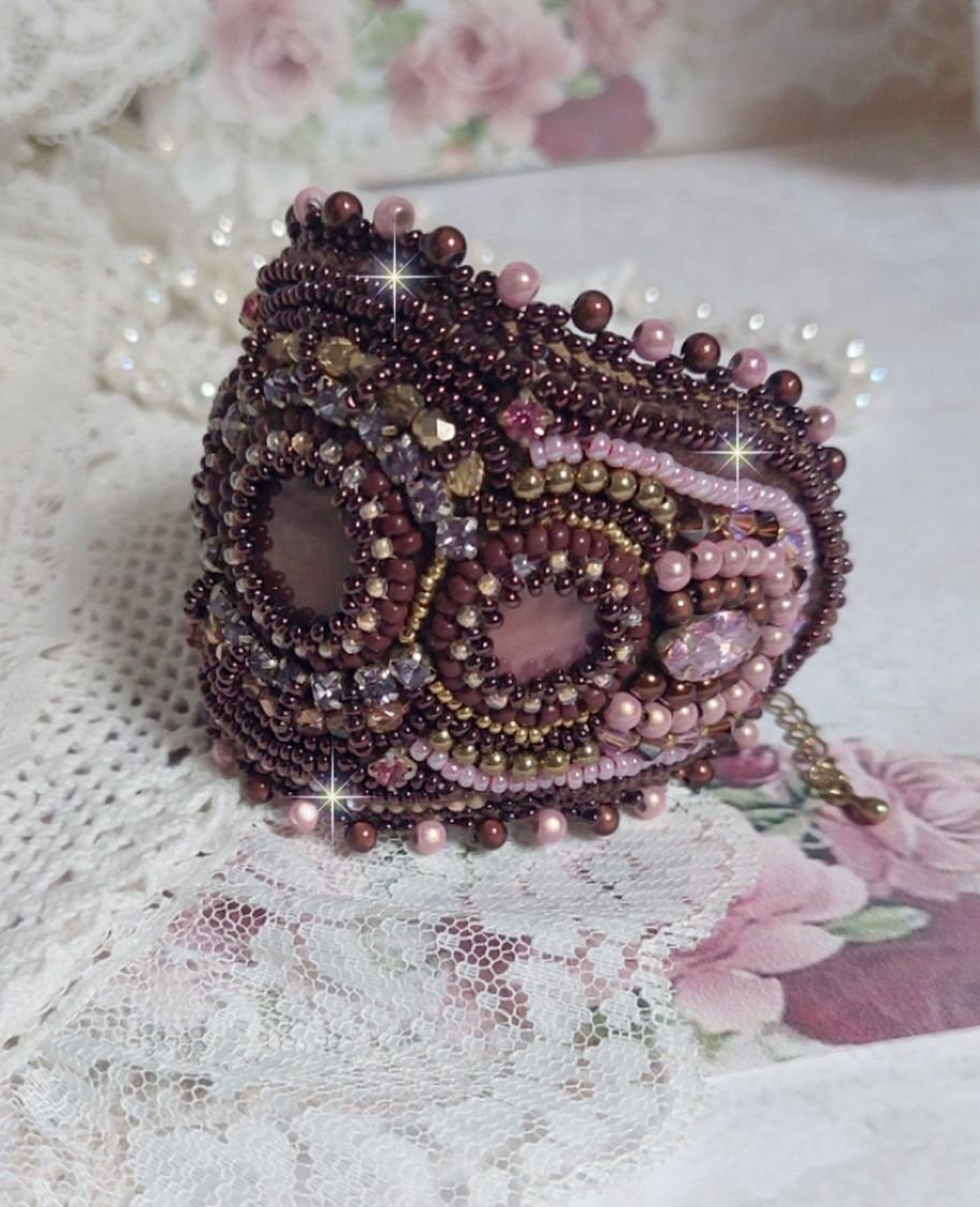 Romantisk mansjettarmbånd brodert med vintage stil mahogny perler og frø perler