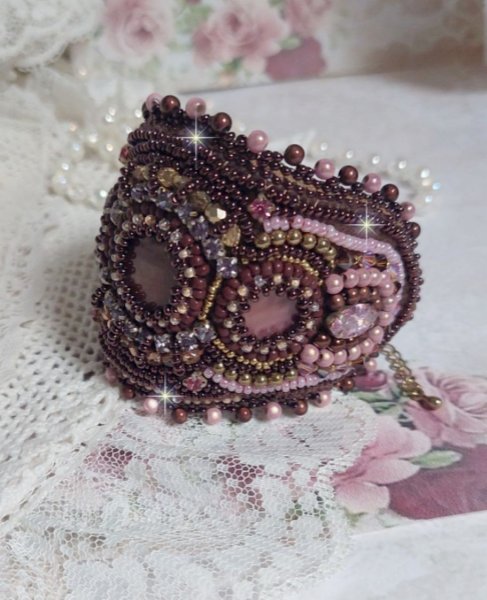 Romantisk mansjettarmb&aring;nd brodert med vintage stil mahogny perler og fr&oslash; perler