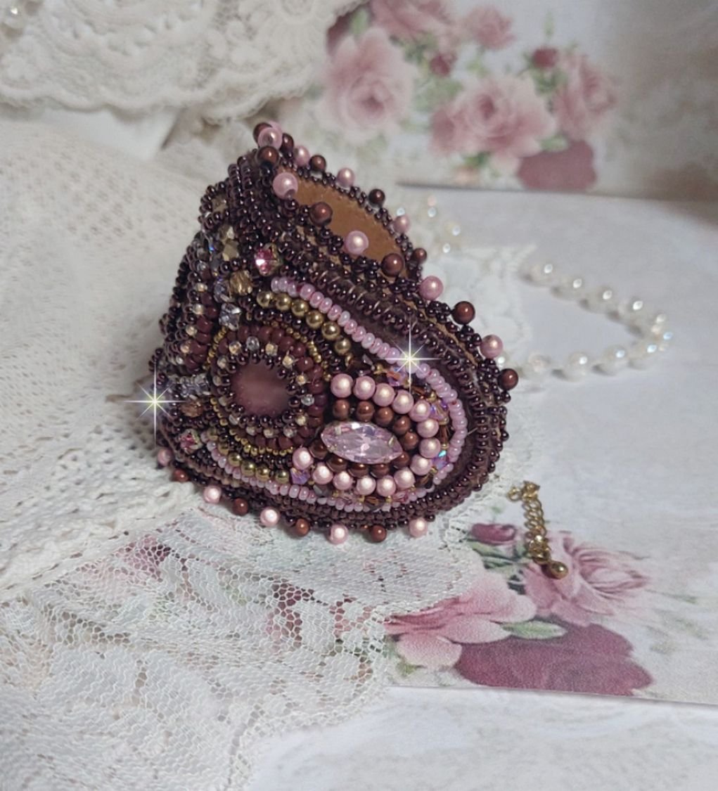 Romantisk mansjettarmbånd brodert med vintage stil mahogny perler og frø perler