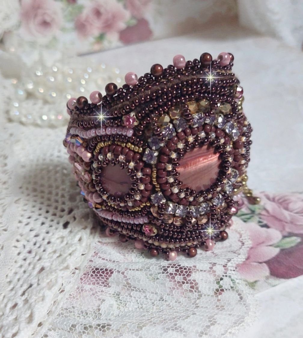 Romantisk mansjettarmbånd brodert med vintage stil mahogny perler og frø perler