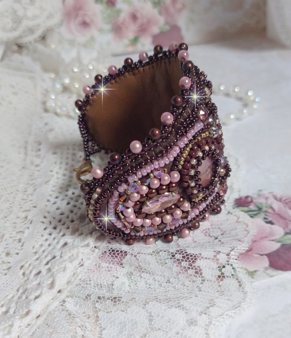 Romantisk mansjettarmbånd brodert med vintage stil mahogny perler og frø perler