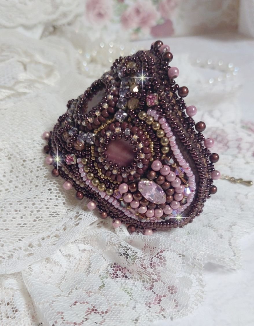 Romantisk mansjettarmbånd brodert med vintage stil mahogny perler og frø perler
