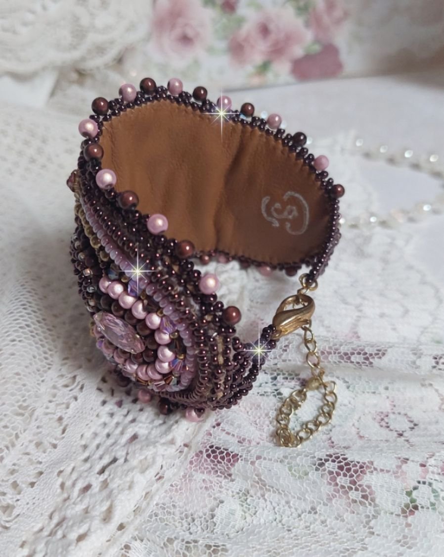 Romantisk mansjettarmbånd brodert med vintage stil mahogny perler og frø perler