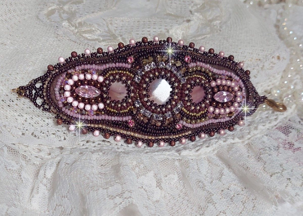 Romantisk mansjettarmbånd brodert med vintage stil mahogny perler og frø perler