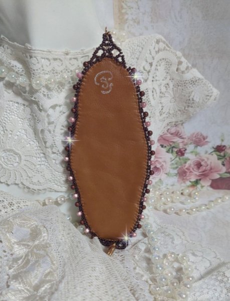 Romantisk mansjettarmb&aring;nd brodert med vintage stil mahogny perler og fr&oslash; perler