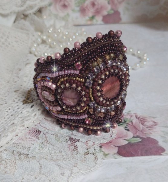Romantisk mansjettarmb&aring;nd brodert med vintage stil mahogny perler og fr&oslash; perler