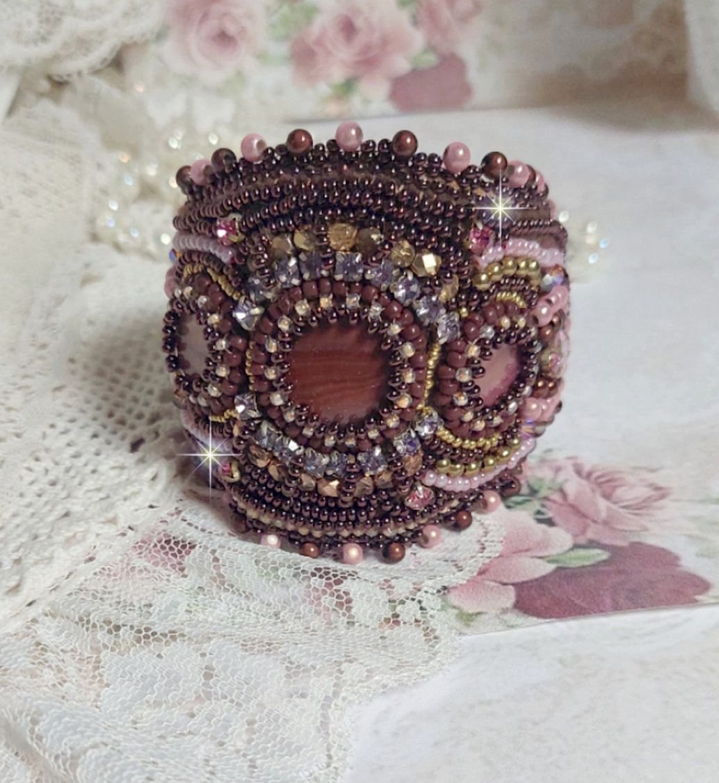Romantisk mansjettarmbånd brodert med vintage stil mahogny perler og frø perler