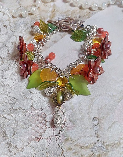 Bracelet Blondy cr&eacute;&eacute; sur un bracelet gourmette avec fleurs, feuilles, perles, cristaux et perles en Jade teint&eacute; Orange
